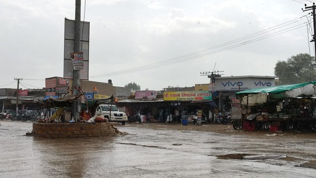 Video: मोहनगढ़ में बरसे मेघ, किसानों में खुशी क...