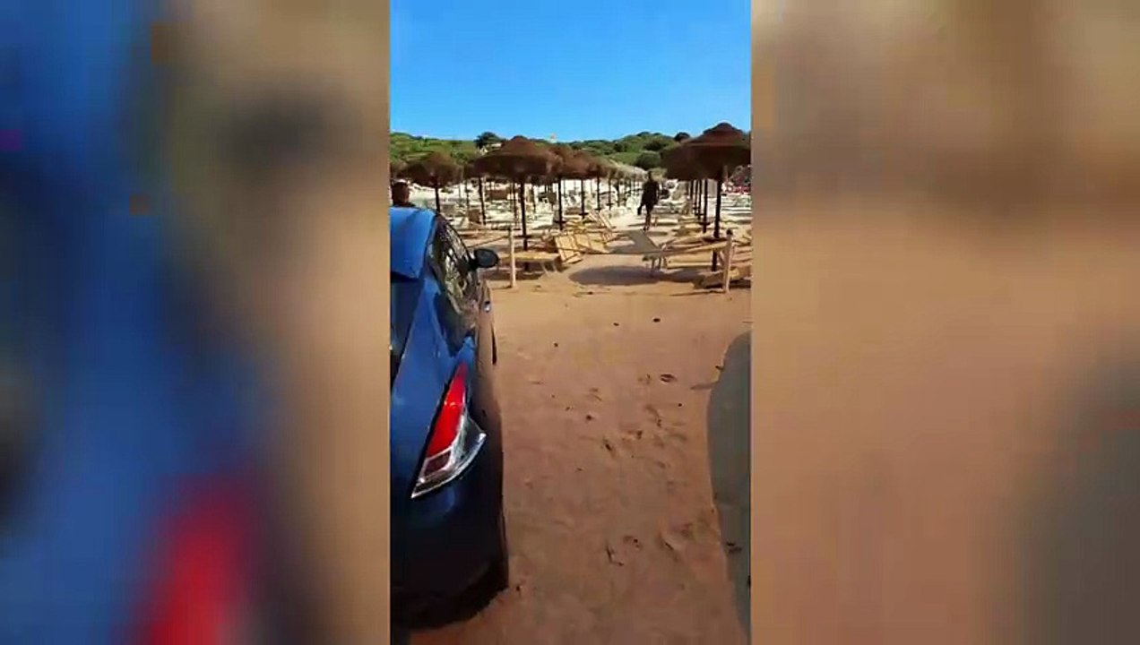 L'inferno di fiamme a Villasimius, i bagnanti in fuga con le auto sulla spiaggia