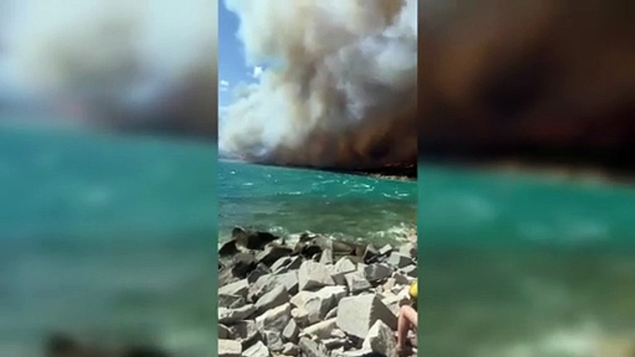 Incendio a Villasimius, le fiamme altissime e chi cerca di mettere l'auto al sicuro sulla spiaggia