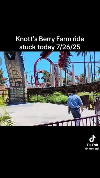 Falla atracción en Knott's Berry Farm California y deja a decenas de personas suspendidas en el aire
