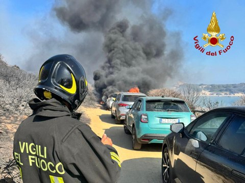 Allarme incendio a Villasimius: la spiaggia di Punta Molentis in fiamme