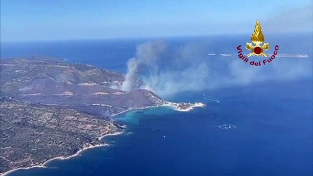 Fuoco e paura a Villasimius: Punta Molentis non esiste pi? - Le immagini del rogo dall'elicottero