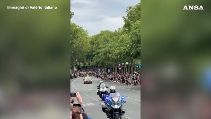 Pogacar vince il Tour, l'ultima tappa a Van Aert