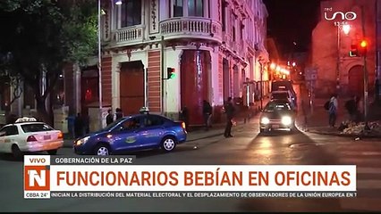 FUNCIONARIOS BEBIENDO