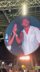 Lio Messi y Antonella sorprendidos por la cámara de Coldplay