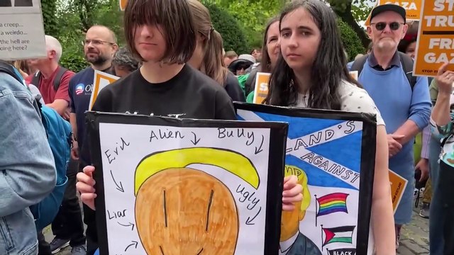 Cientos de personas protestan en Escocia contra Trump mientras juega al golf en Turnberry