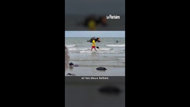 Un bateau de migrants prend la mer au milieu de vacanciers