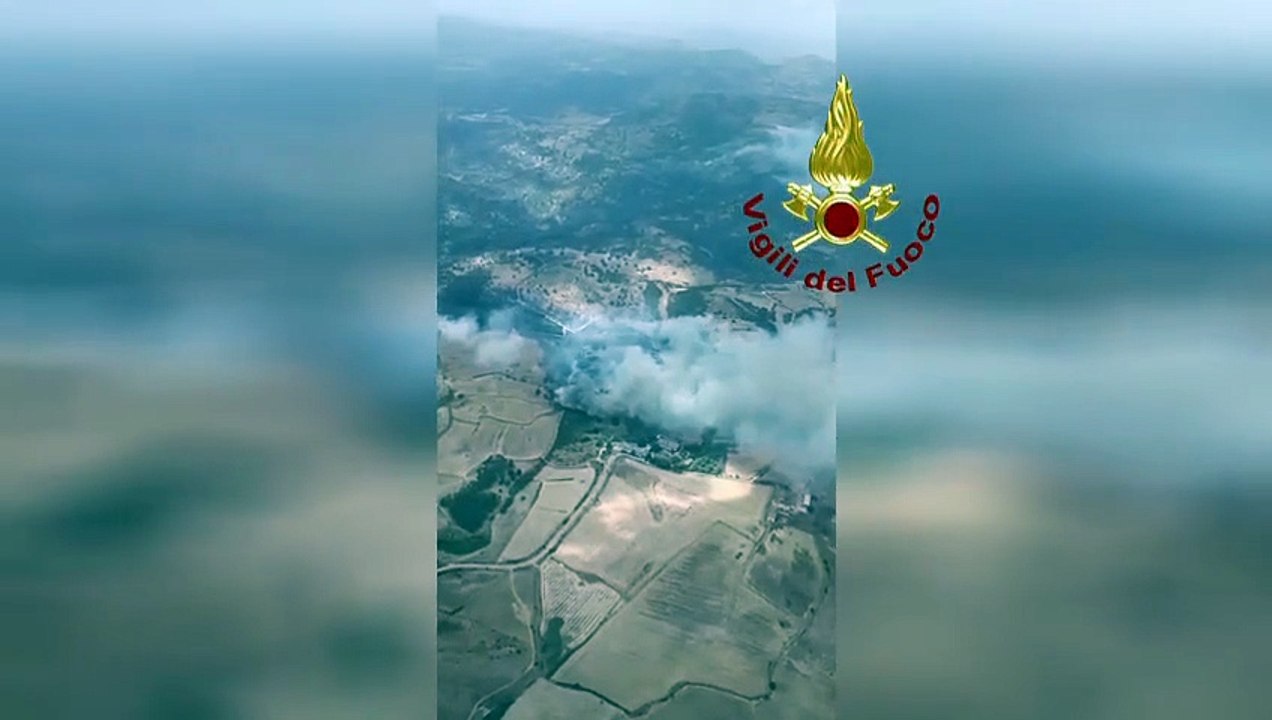 Oltre 400 ettari in fumo a Codrongianos, le impressionanti immagini dall'elicottero dei vigili del fuoco