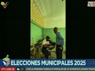 Dirigente opositor Manuel Rosales ejerce su derecho al voto