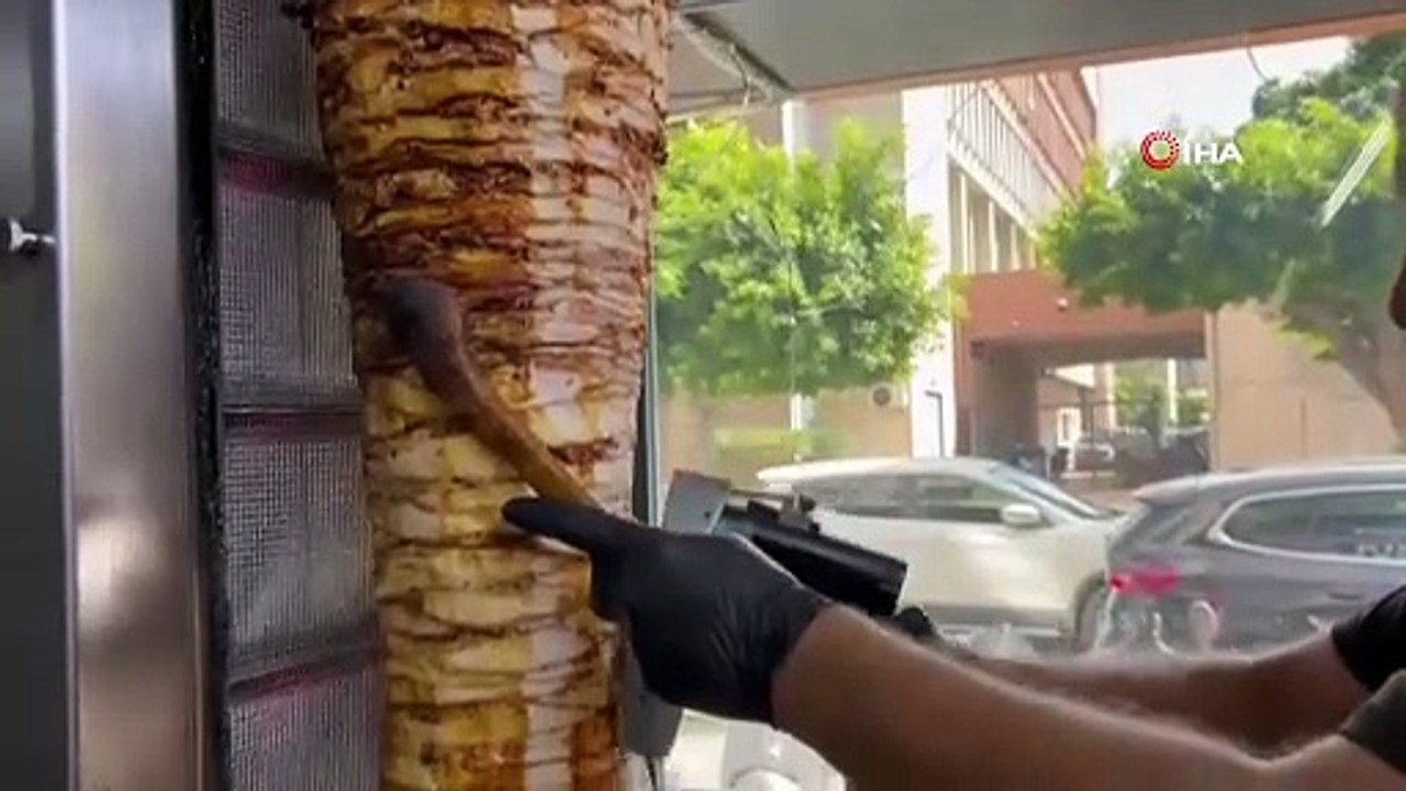 Dönerci ustasından kavurucu sıcaklara şaşırtan çözüm