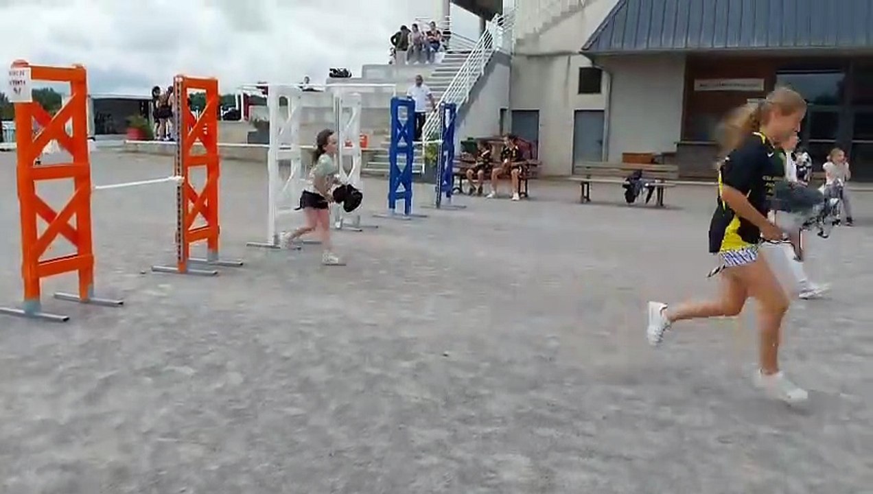 Préparation pour une compétition de hobby horse au pôle de l'Ane et du Cheval de Lignières