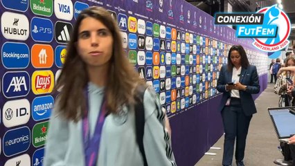 Caras serias en las salidas de las jugadoras tras perder la final