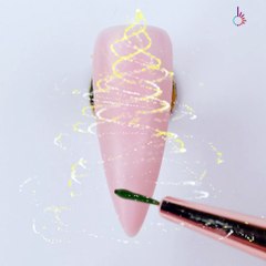 Tree-inspired nails for the holidays 🎄