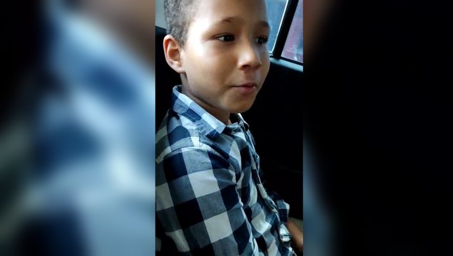 Niño cuestiona al alcalde Dio Astacio por hoyos en las calles