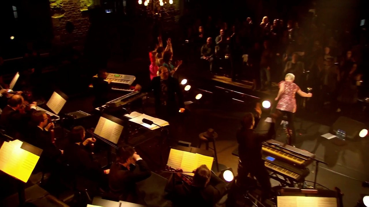 Sweet Dreams (Are Made of This) [Eurythmics song] - Annie Lennox (live)