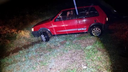 Fiat Uno sai da pista e cai em canteiro central da BR-467, em Cascavel