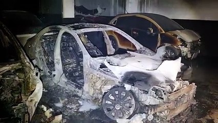 Veja os veículos queimados em incêndio que atingiu mecânica em Cascavel