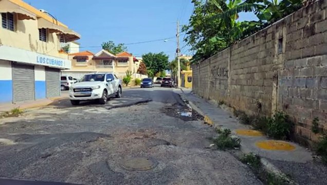 Un niño cuestiona al alcalde Dío Astacio por hoyos en las calles