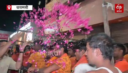 सावन का तीसरा सोमवार; बाबा विश्वनाथ के भक्तों पर बरसाए गए फूल, दर्शन के लिए लगी 2 किमी लंबी लाइन
