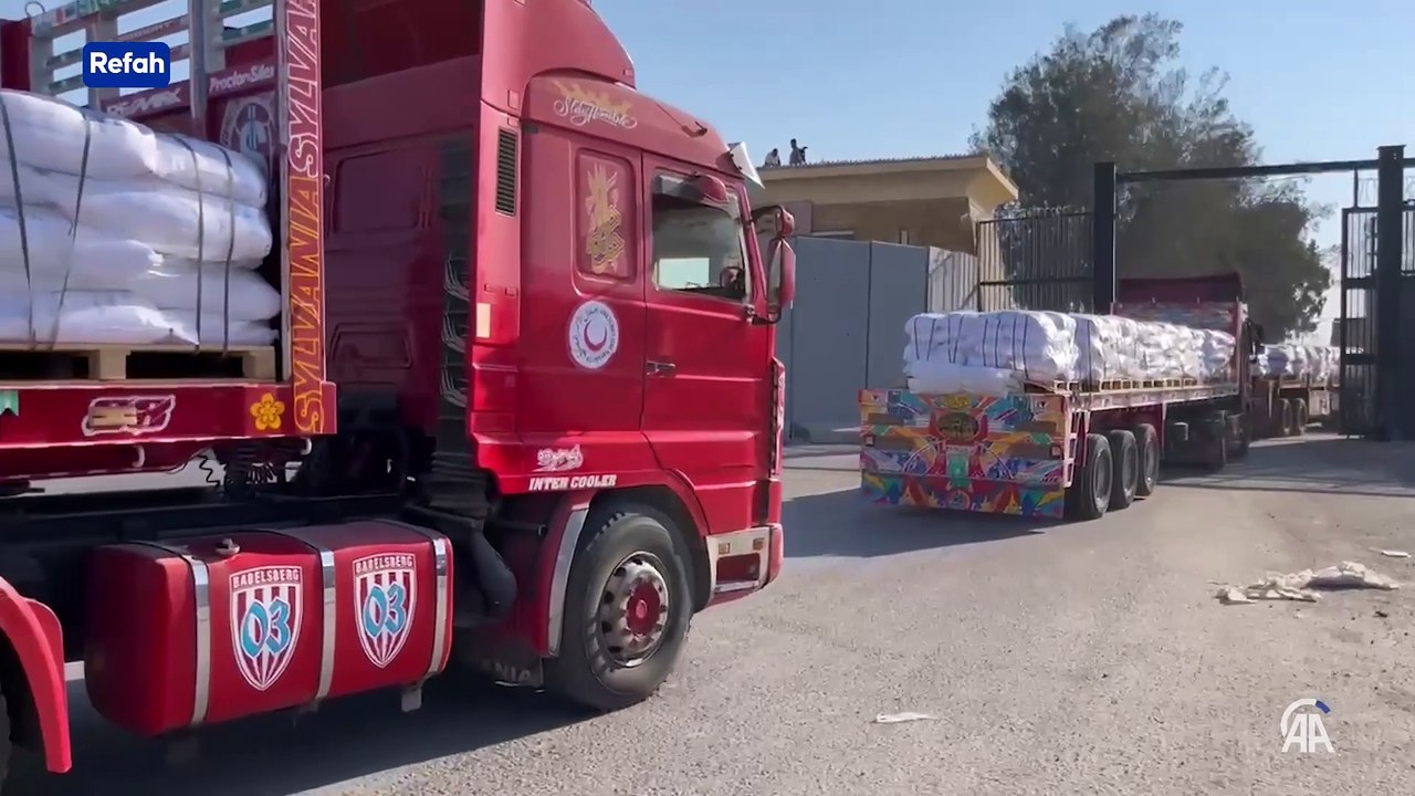 Refah Sınır Kapısı'ndan kısıtlı sayıda insani yardım yüklü tır giriş yaptı