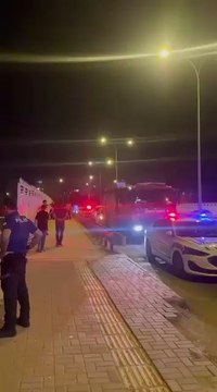 Şanlıurfa’nın Haliliye ilçesinde gece saatlerinde alkollü bir şahıs, sulama kanalına atlamak üzereyken çevredeki vatandaşların dikkati ve ekiplerin hızlı müdahalesiyle son anda kurtarıldı.