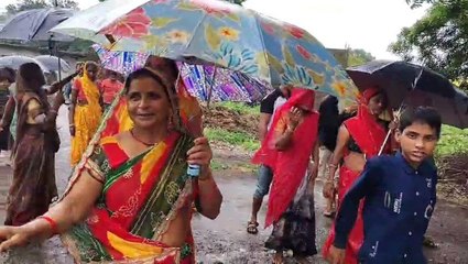 अवैध शराब के विरोध में महिलाओं ने खोला मोर्चा, निकाली रैली