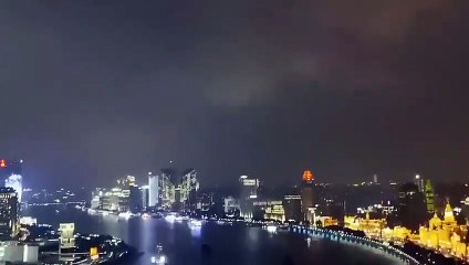 Un triangle noir mystérieux dans le ciel nuageux de Shanghai en Chine