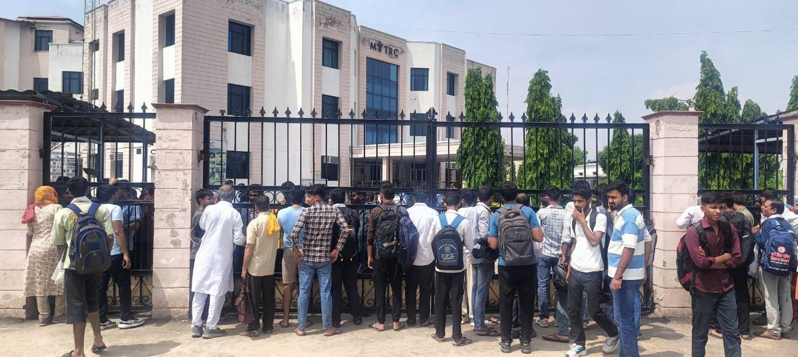 CSIR यूजीसी नेट परीक्षा के दौरान नाराज अभ्यर्थी का परीक्षा केंद्र पर  हंगामा, क्या है वजह ?