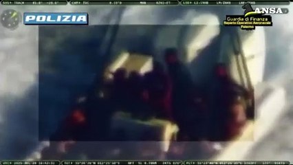 Fermato scafista a Lampedusa, 70 migranti su barchino