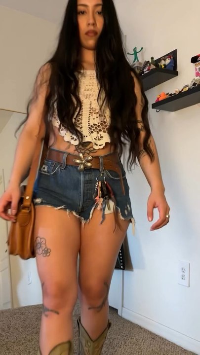 All that ass and thighs spilling out 🤤🤤