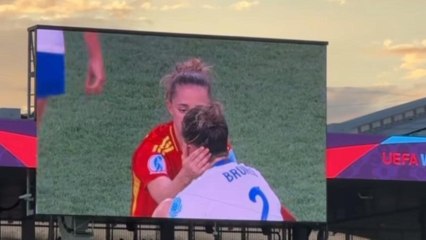 Megan Rapine graba el momento entre Lucy Bronze y Ona Batlle tras la final de la Eurocopa femenina