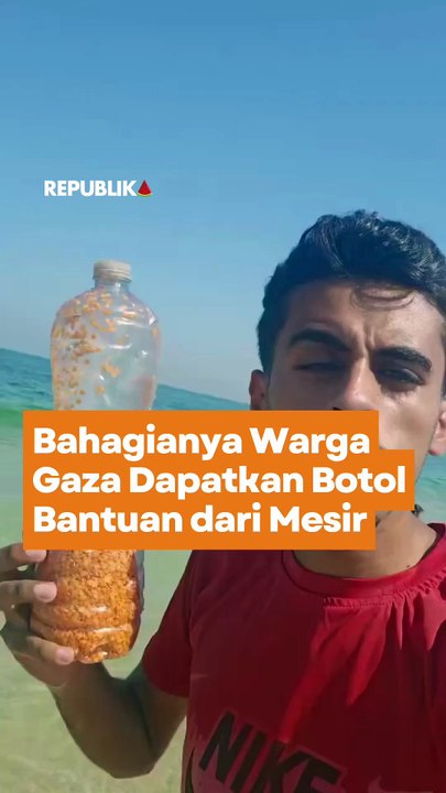 Bahagianya Warga Gaza Dapatkan Botol Bantuan dari Gaza