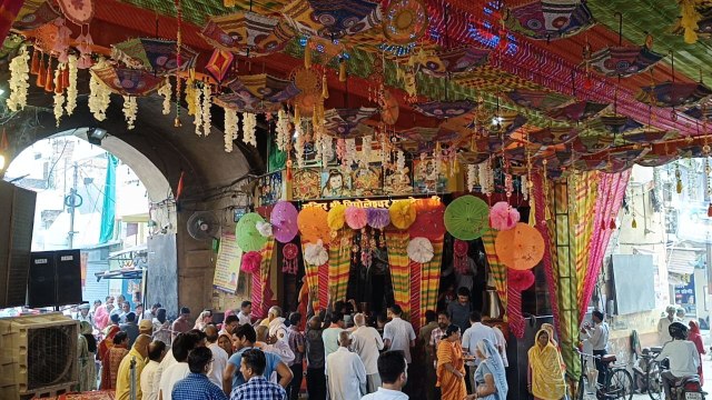सावन का आज तीसरा सोमवार है और शिव मंदिर में गूंज रहे हर-हर महादेव के जयकारे