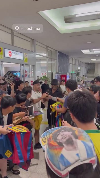 RONALDINHO levanta PASIONES en su llegada a HIROSHIMA en JAPÓN