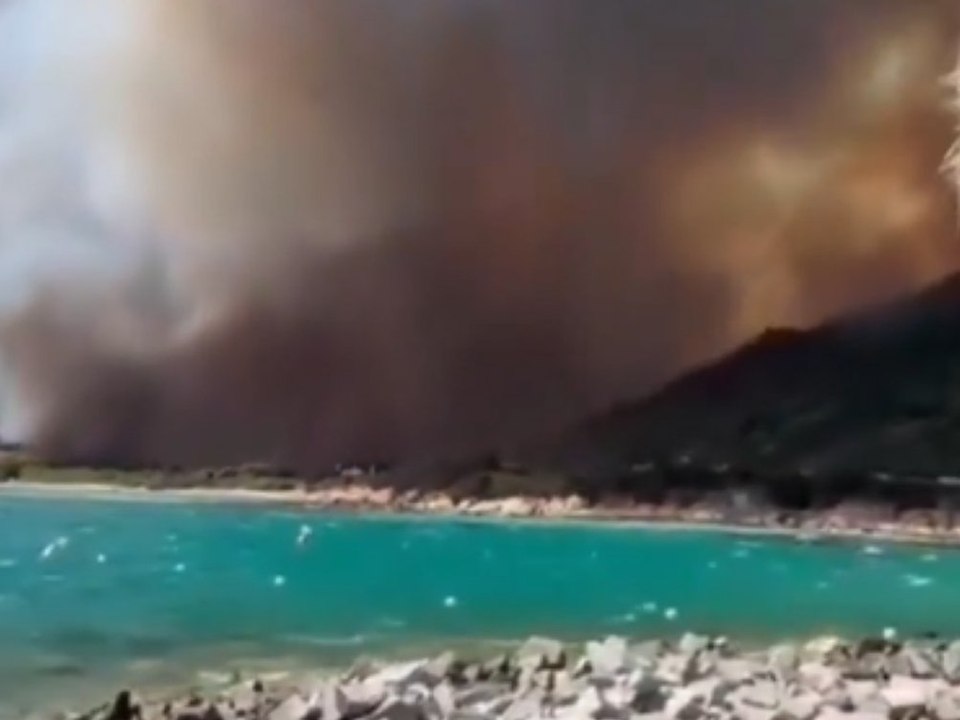 Flammen-Inferno auf Sardinien: 200 Urlauber fliehen vor Waldbrand