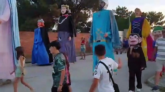 La curiosa concentración de 103 gigantes y cabezudos en Navas de Oro