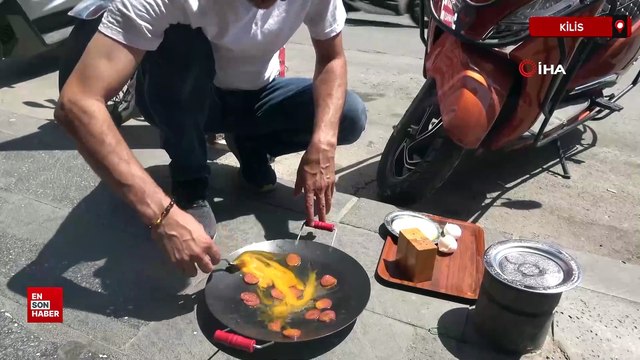 Kilis’te 42 derecelik sıcakta asfalt üstünde sucuklu yumurta pişirdi