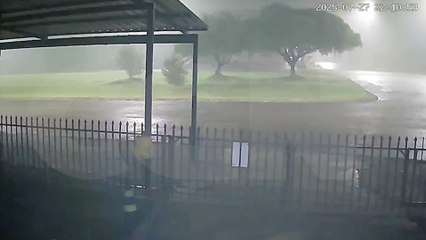 Câmera de segurança registra barulho de disparos de arma de fogo no bairro Floresta, em Cascavel