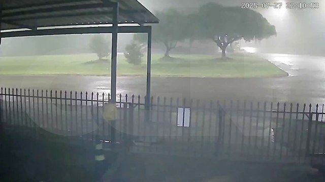 Câmera de segurança registra barulho de disparos de arma de fogo no bairro Floresta, em Cascavel