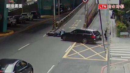 不良於行？74歲翁開賓士撞機車 下車要看護攙扶、坐輪椅（翻攝畫面）