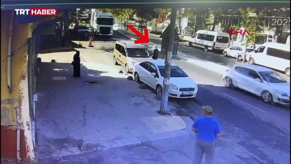 Kaza yapan tırın kayarak 5 araca daha çarptığı anlar kamerada