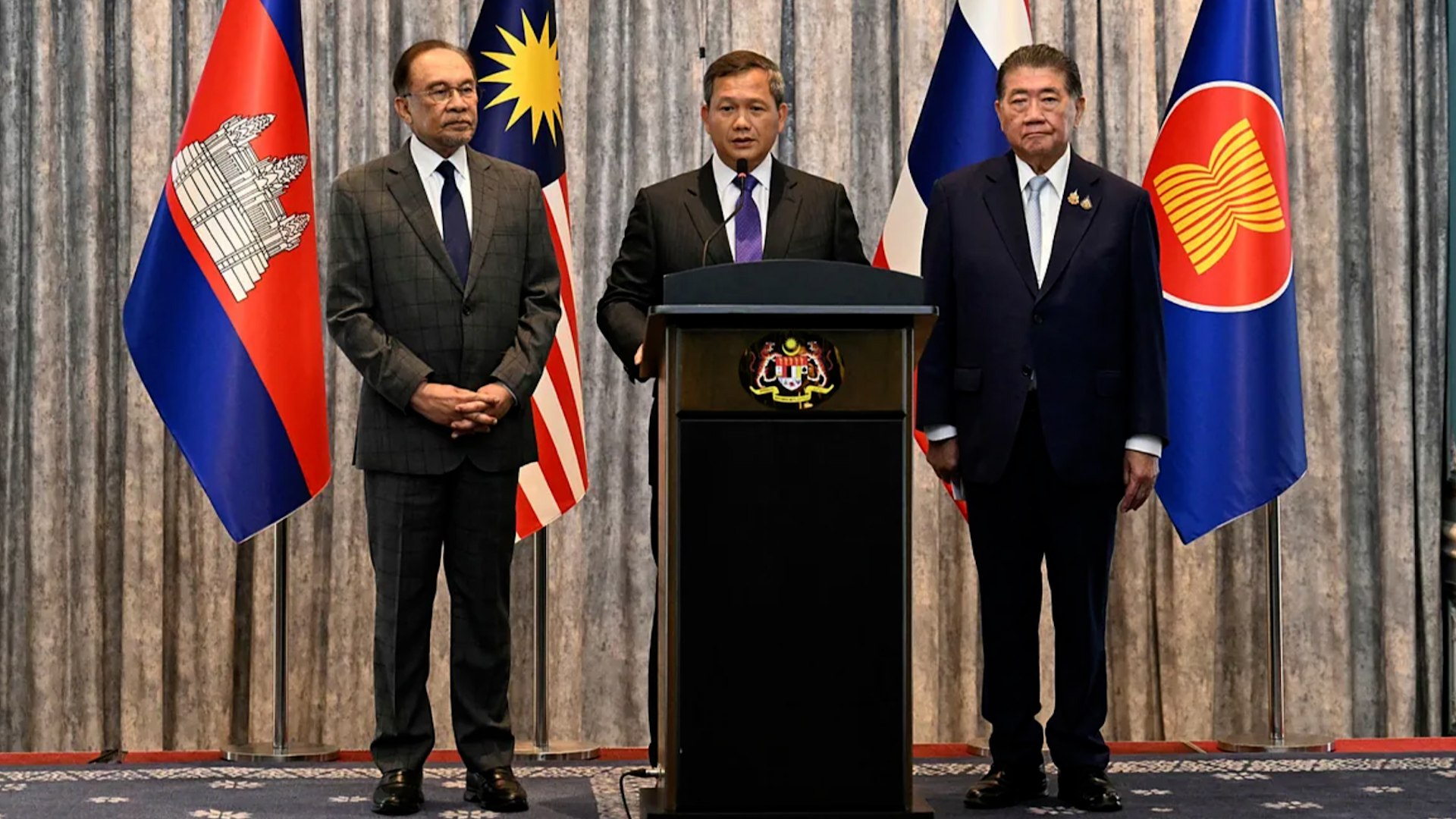 Los Gobiernos de Tailandia y Camboya acordaron este lunes en Malasia declarar un cese al fuego "inmediato y sin condiciones" desde esta medianoche tras cinco d�as de enfrentamientos en la frontera que dejaron 35 muertos.