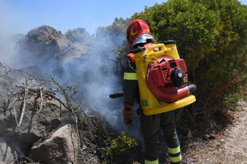 Incendio a Orosei, un abitante della zona evacuata: "Intorno a noi fumo, abbiamo abbandonato le case"