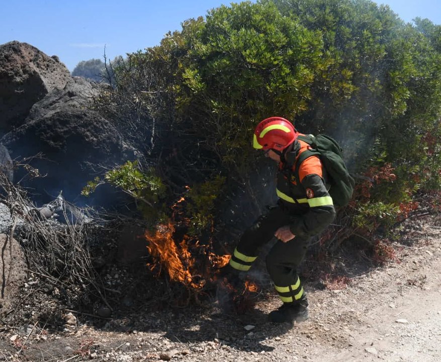 Maxi incendio a Orosei: evacuati residence e case