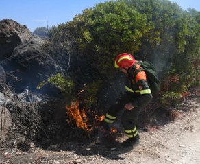 Maxi incendio a Orosei: evacuati residence e case