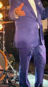 Forte dei Marmi, Kevin Spacey canta allo stabilimento balneare di Bocelli