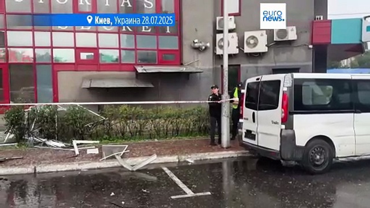 В результате российского удара по Киеву пострад...