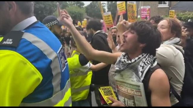 Gb, arresti e tensione tra manifestanti pro e contro l'immigrazione