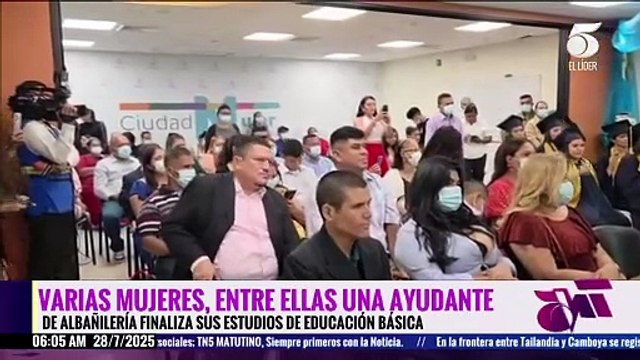 Varias mujeres, entre ellas una ayudante de albañilería, finaliza sus estudios de educación básica