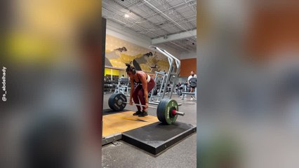 Stranger Asks Woman for Deadlift Lesson at Gym